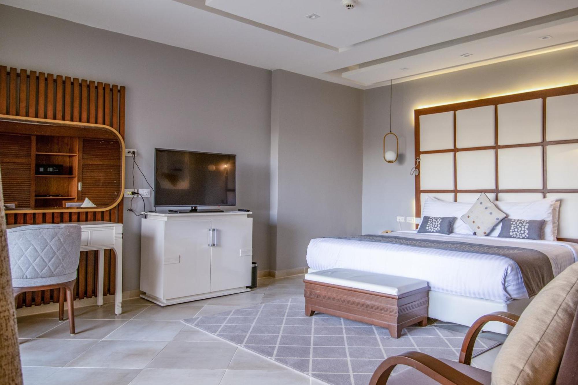 Sunrise Crystal Bay Resort -Grand Select (Adults Only) Hurghada Luaran gambar A bedroom at the hotel