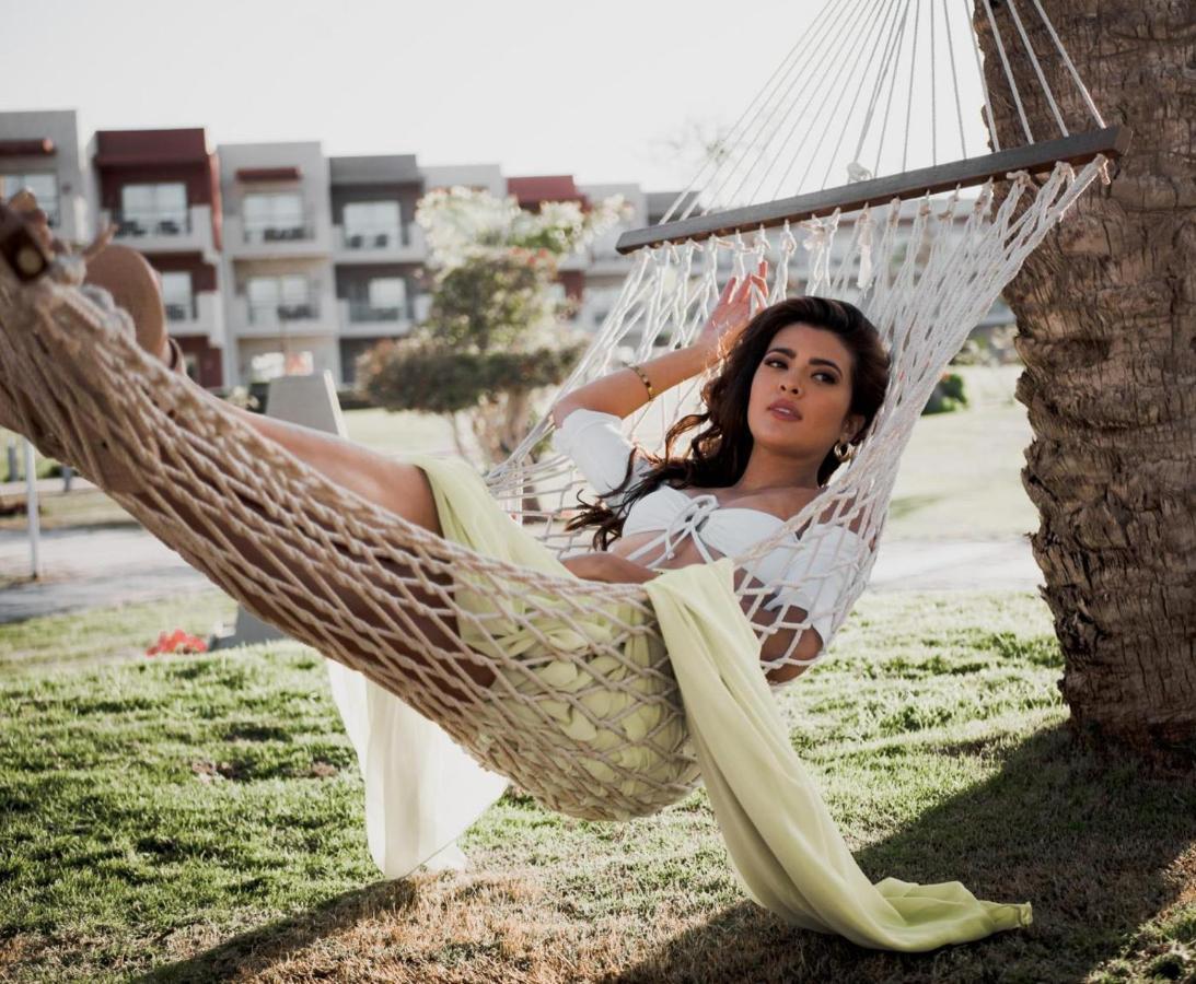 Sunrise Crystal Bay Resort -Grand Select (Adults Only) Hurghada Luaran gambar A woman relaxing in a hammock